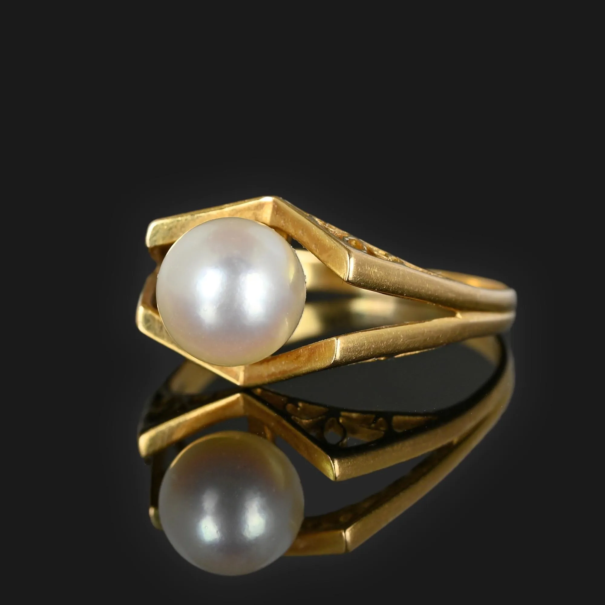 Fleur De Lis Filigree Pearl Ring in 18K Gold