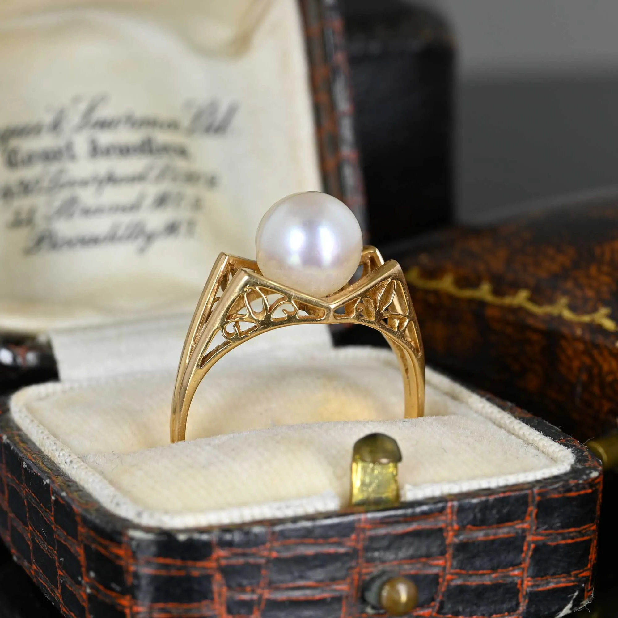 Fleur De Lis Filigree Pearl Ring in 18K Gold