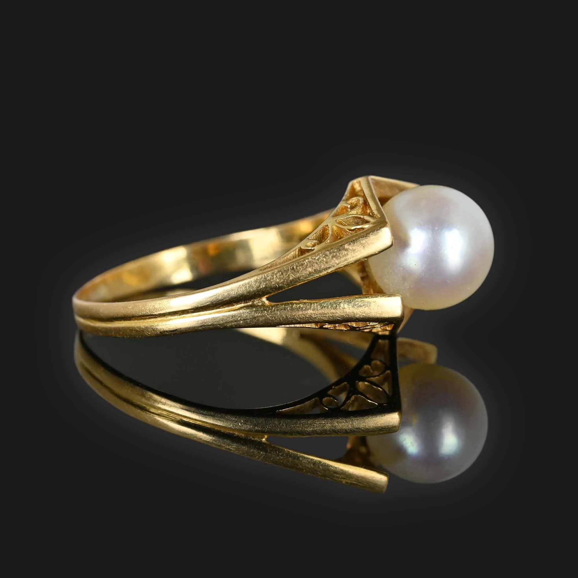 Fleur De Lis Filigree Pearl Ring in 18K Gold