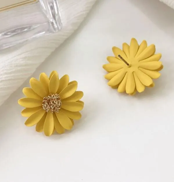 New Cute Small Daisy Flowers Stud Earrings For Women Korean Sweet crystal Flower Earring Girls Fashion Elegant Jewelry